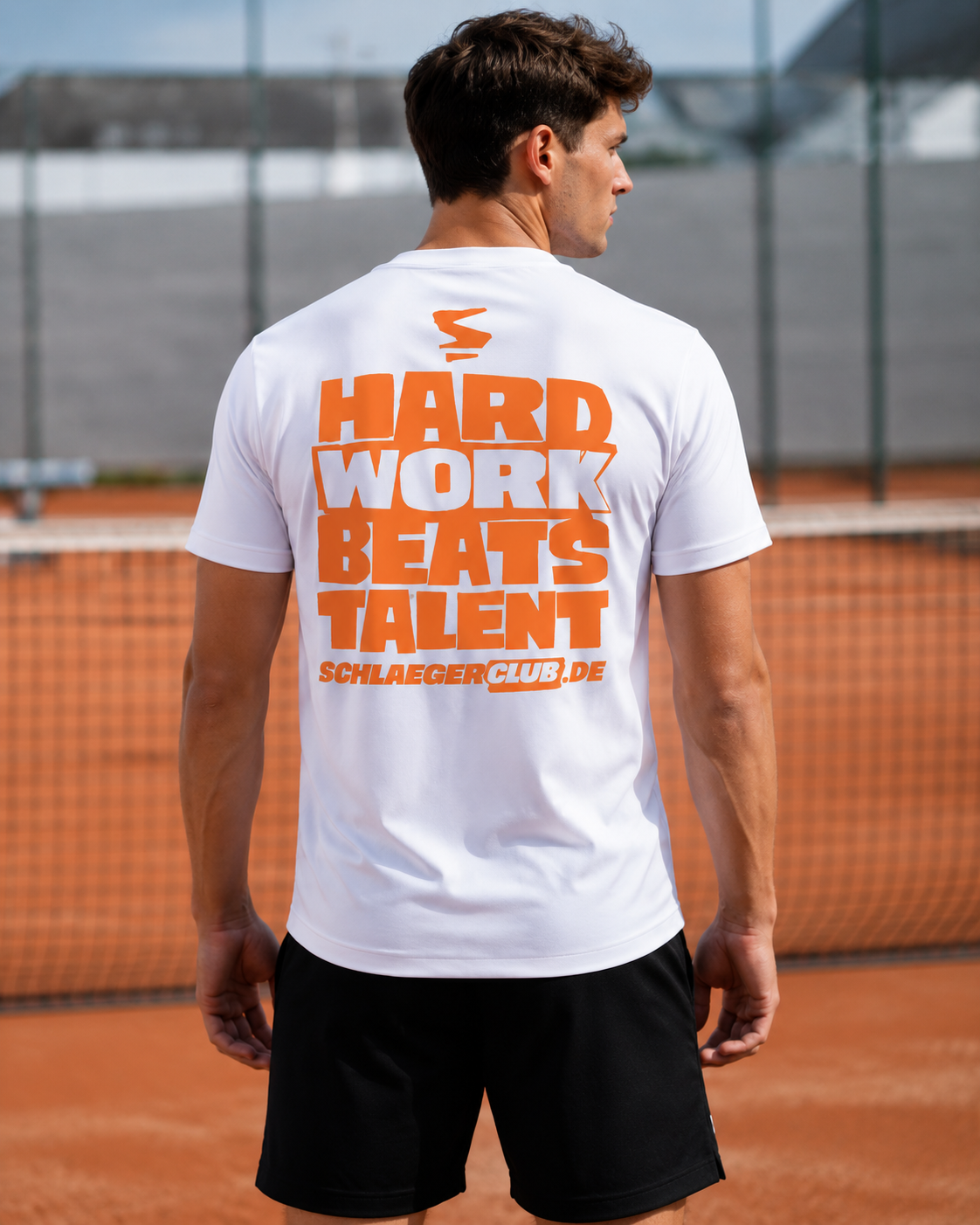 Tennis Motivationsshirt „Hard Work Beats Talent“ – Schlank geschnittenes Tennis-Shirt für Training & Freizeit